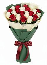 Букет Микс из красных и белых роз в Пестово