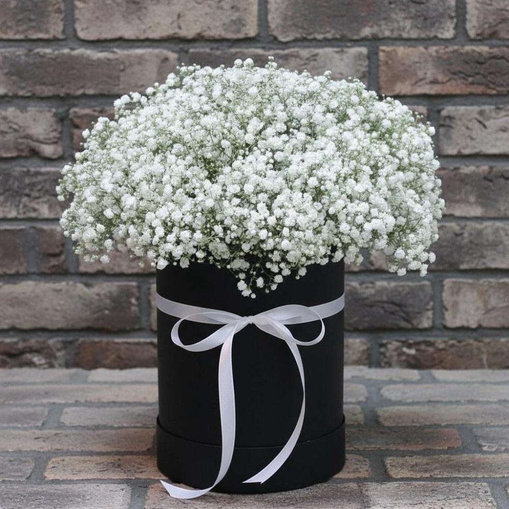 Цветочная композиция из Гипсофила в шляпной коробке в Пестово