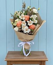 Букет цветов из:  Альстромерии, Лизиантусы, Розы и Хризантемы в Пестово