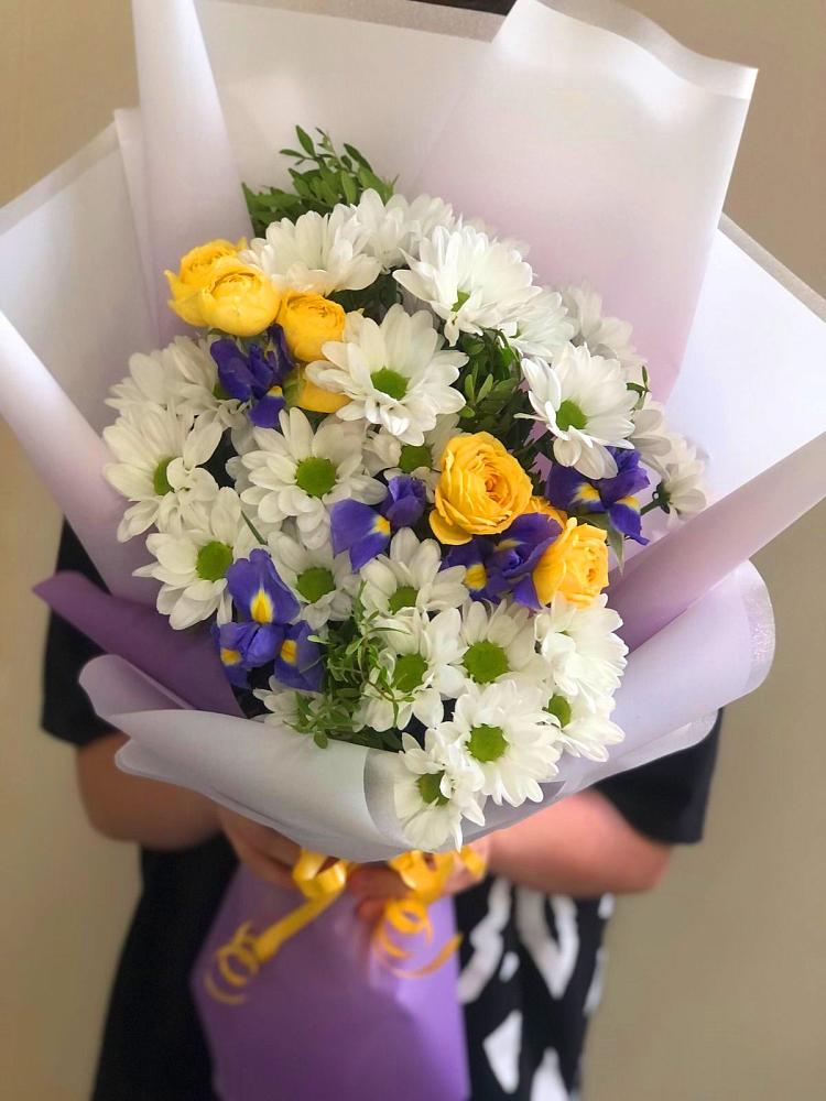 Букет цветов из: Ирисы, Хризантемы и Розы в Пестово