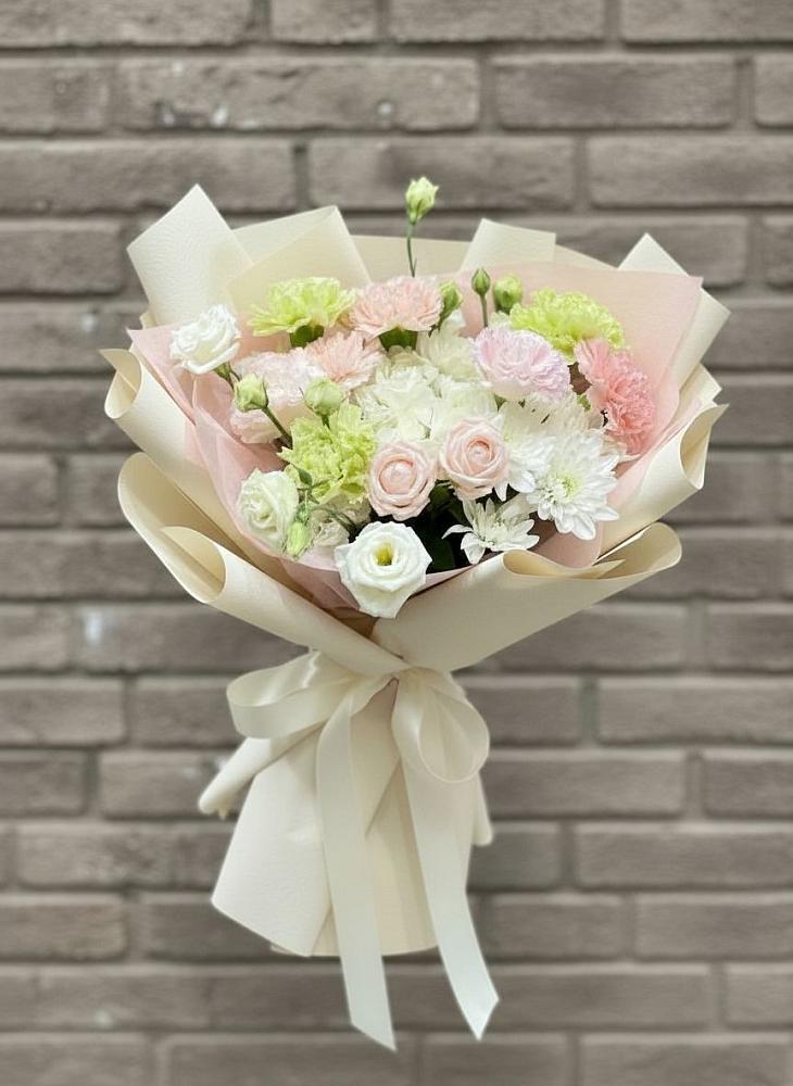 Букет цветов из: Гвоздики, Розы, Лизиантусы и Хризантемы в Пестово