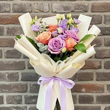 Букет цветов из:  Лизиантусы и Розы в Пестово