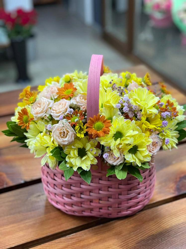 Цветочная композиция из Хризантемы и Розы в корзине в Пестово