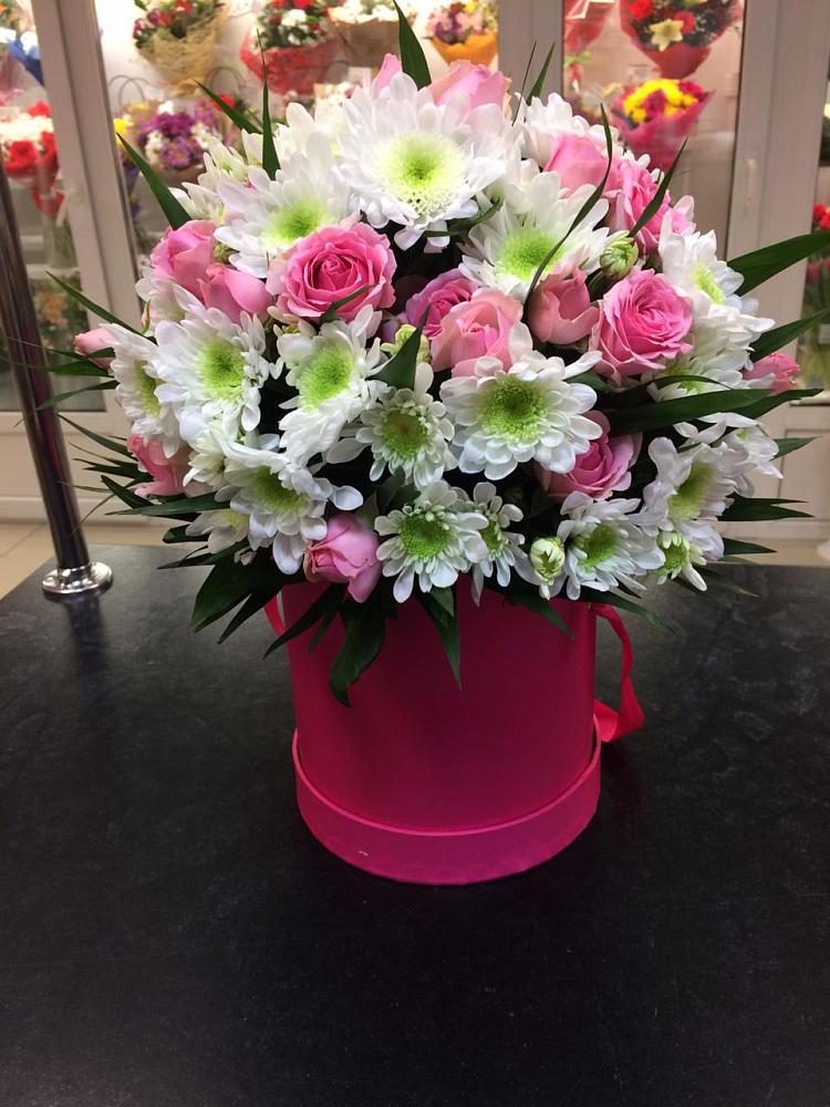 Цветочная композиция из Розы и Хризантемы в шляпной коробке в Пестово