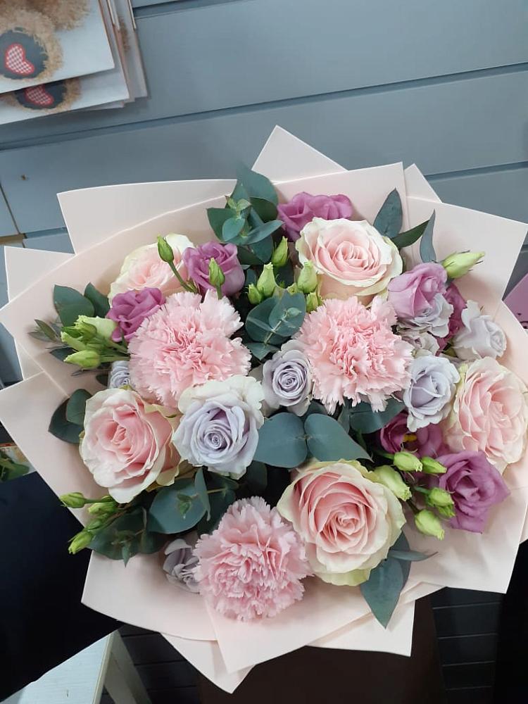 Букет цветов из: Розы, Гвоздики и Лизиантусы в Пестово