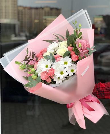 Букет цветов из: Розы, Лизиантусы и Хризантемы в Пестово